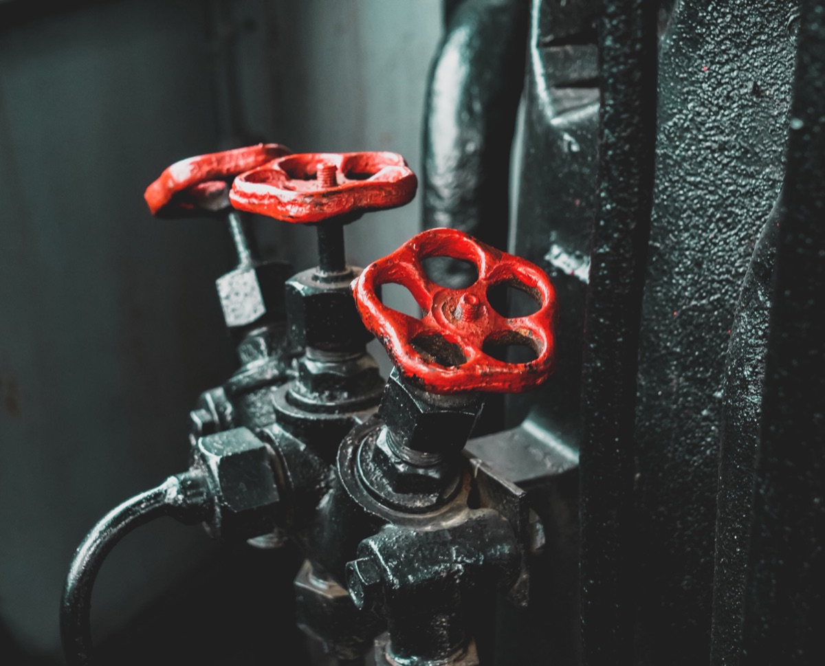 Red Valves, the design that covers the panel edge to edge